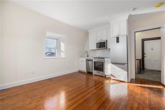 Building Photo - 67 Perry St