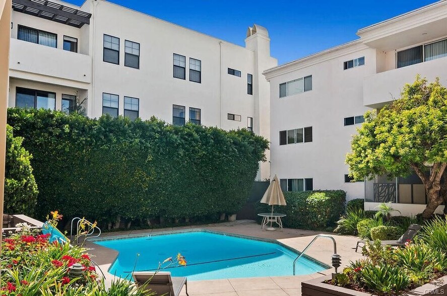 pool grounds - 4637 Willis Ave