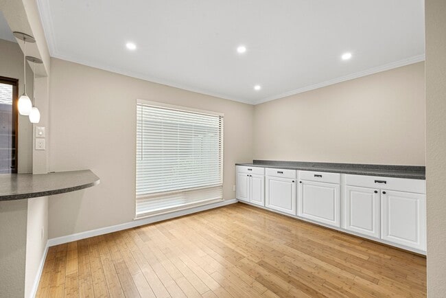Building Photo - Beautiful 3-bedroom, 3-bathroom townhome  ...