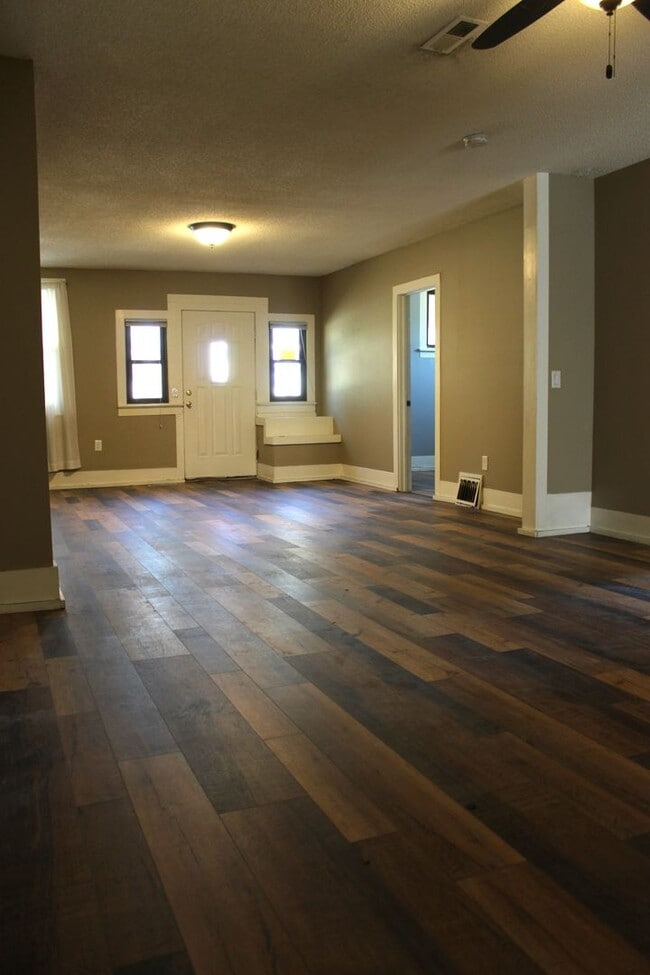 Building Photo - 3 Bedroom - one level