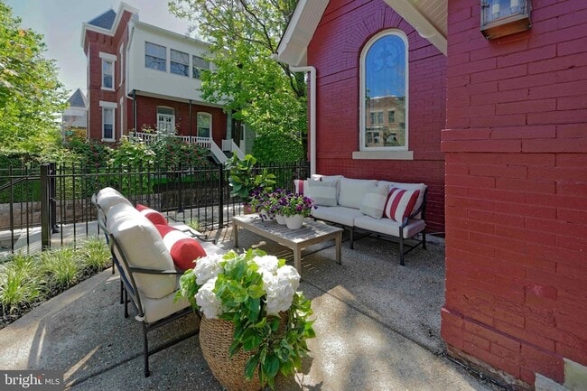 Building Photo - 1015 D St NE