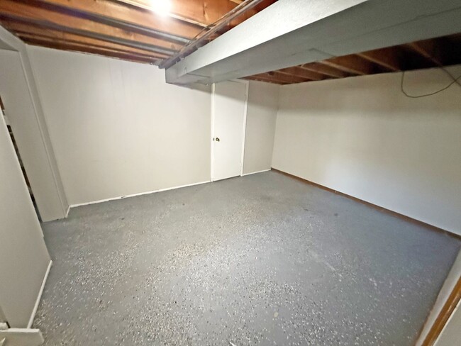 Building Photo - 3 Bed 1.5 Bath Single Family Home In Beaut...