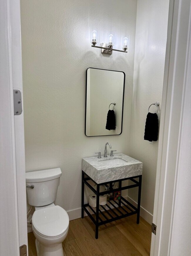 Building Photo - 1708 W Oberlin Way