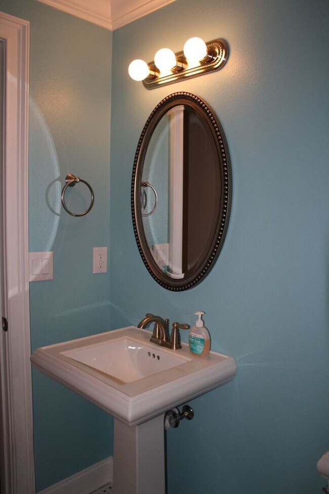 Building Photo - Beautiful Townhome on Peaceful Conservatio...