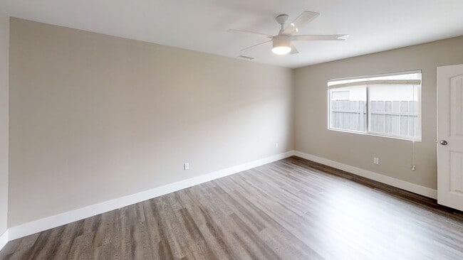 Building Photo - Usually rents to 6-12 people! Renovated, L...