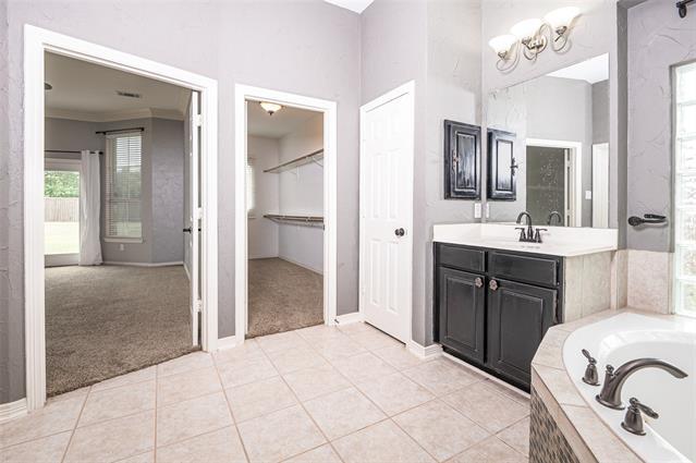 Building Photo - 8609 Forsythia Dr