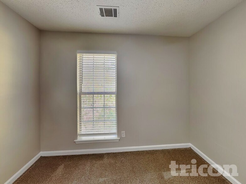 Building Photo - 10587 Village Trail