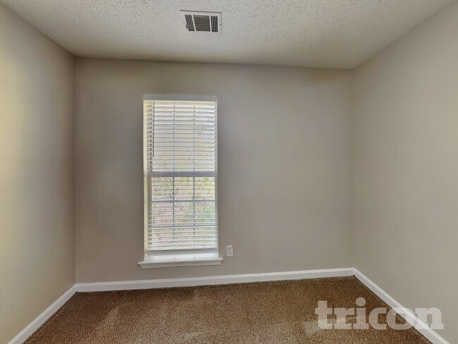 Building Photo - 10587 Village Trail