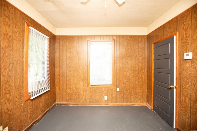 Building Photo - 1303 Division St