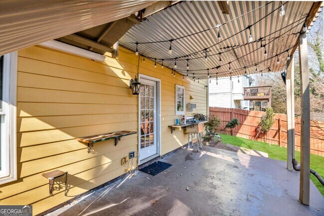 Building Photo - 1093 3rd St