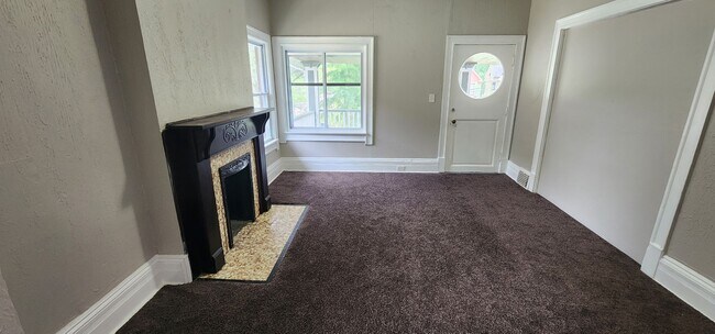 Building Photo - 4 Bedroom 1 Bathroom Triplex