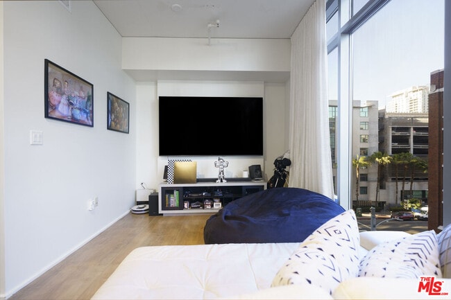 Building Photo - 1100 S Hope St