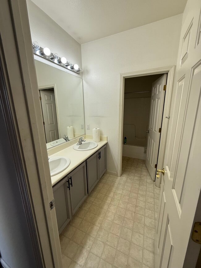 Building Photo - 9644 Crisswell Dr