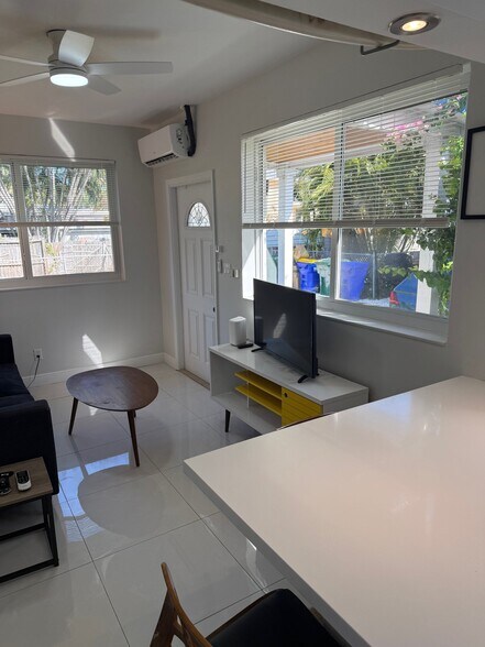 Building Photo - 2513 Staples Ave