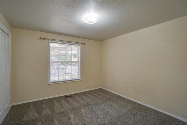 Building Photo - LARGE THREE BEDROOM HOME WITH RV /BOAT PAR...
