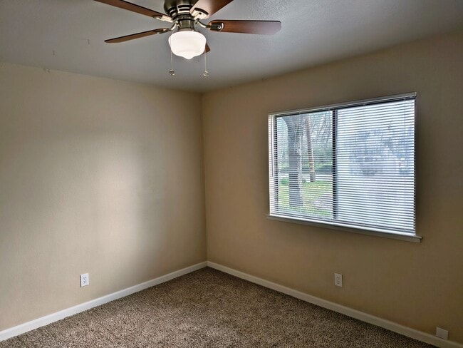 Building Photo - 4 Bed Happy Valley Home – Large Yard – Available Now