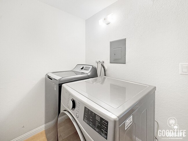 Building Photo - Modern Coastal Property In Gated Encinitas Community | 3BD/2.5BA w/Garage