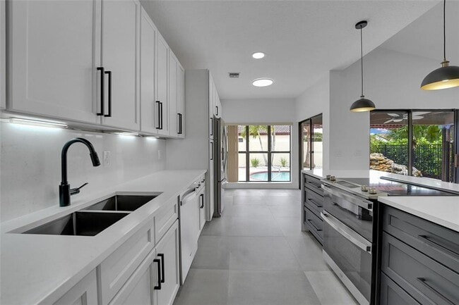 Building Photo - 7850 Villa Nova Dr