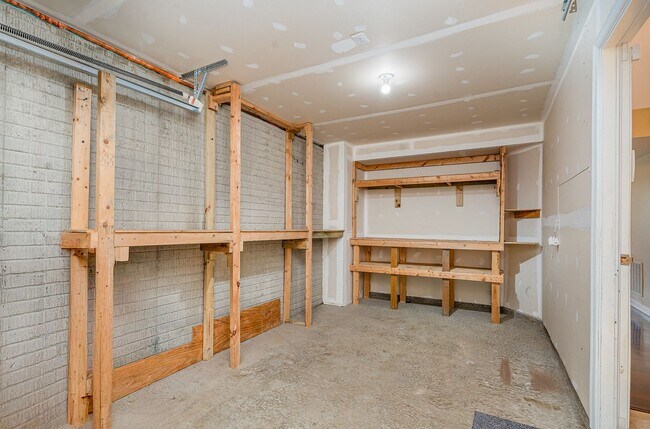 Building Photo - NORTH STAFFORD WELL MAINTAINED TOWNHOME FOR RENT