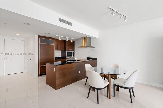 Building Photo - 495 Brickell Ave