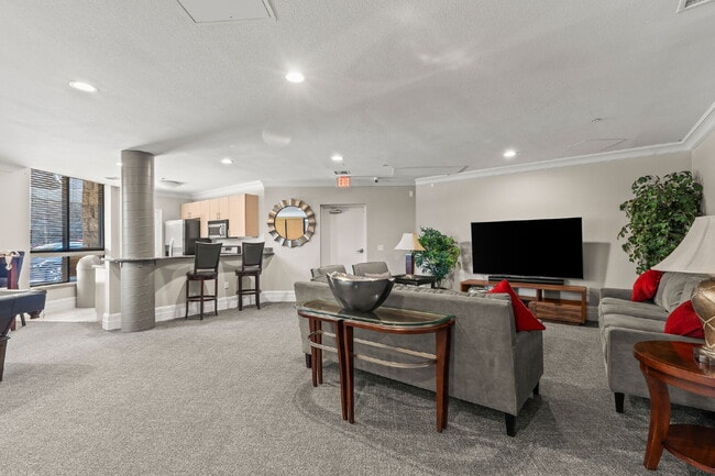 Building Photo - "Spacious, Sophisticated, Modern 3BR, 2BA Condo in the heart of downtown