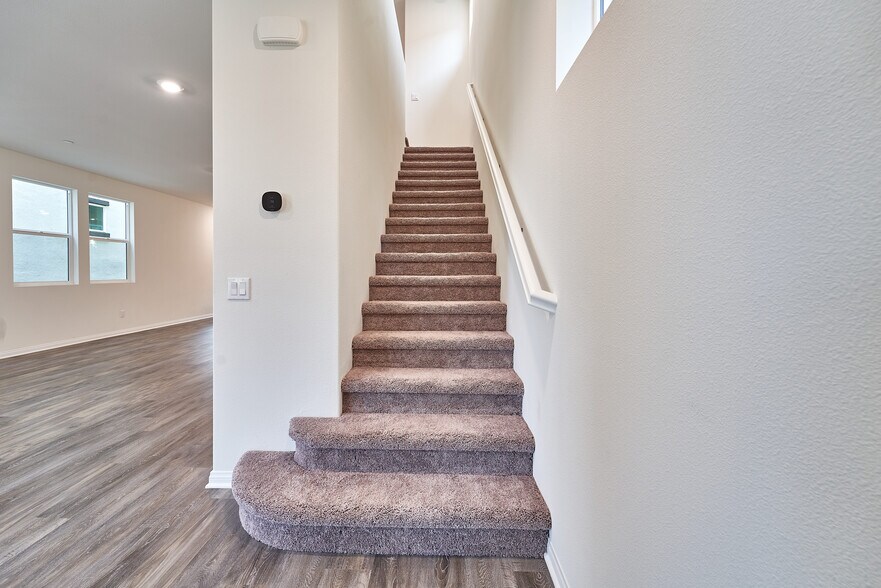 Building Photo - 729 Daniel Freeman Cir