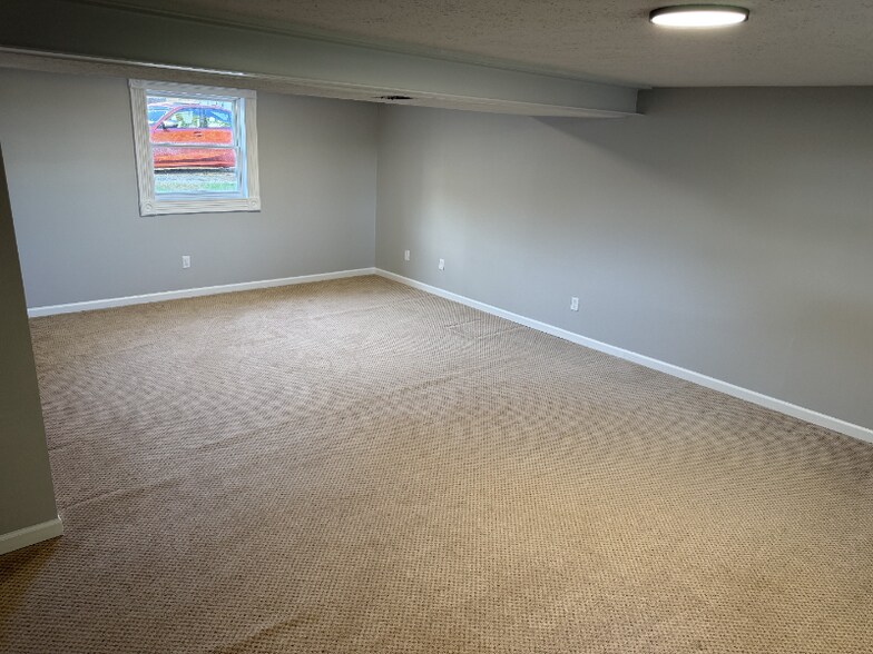 Building Photo - 104 IL-84