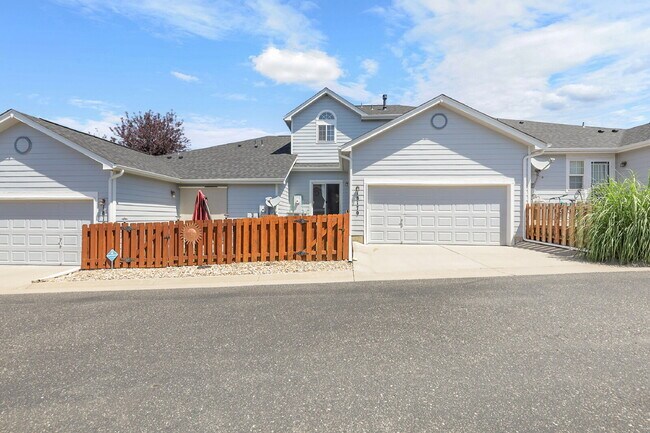 Building Photo - $2,640.95- 3 Bed, 3 Bath Townhome in Aurora with Central AC, In Unit Laundry and Patio Space!
