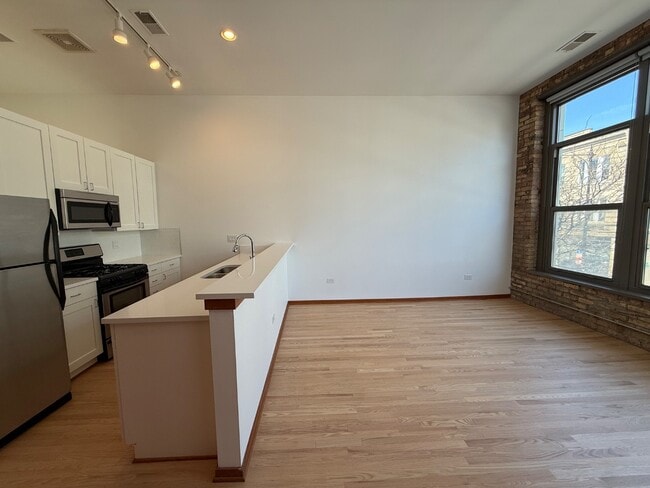Building Photo - Gorgeous 1 Bedroom +Lofted Den Apartment in Avondale - Laundry In Unit!