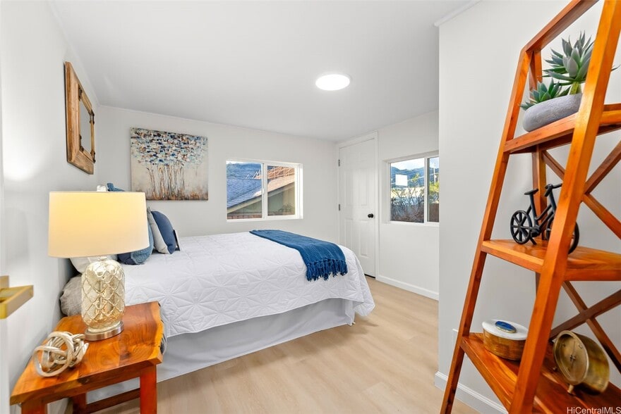 Building Photo - 1570 Ohu St