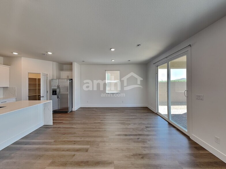 Building Photo - 5823 Vaes Dothrak St