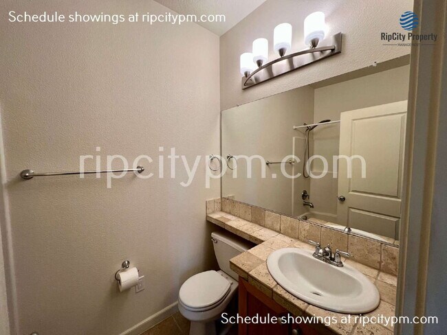 Building Photo - 1090 SW 170th Ave