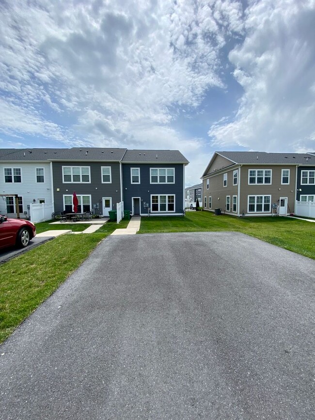 Building Photo - Charming 3-bedroom, 2.5-bathroom Townhouse