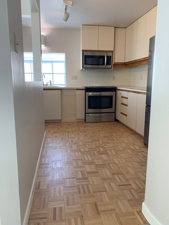 Building Photo - Must See Condo With A Phenomenal View!! $500 move in credit