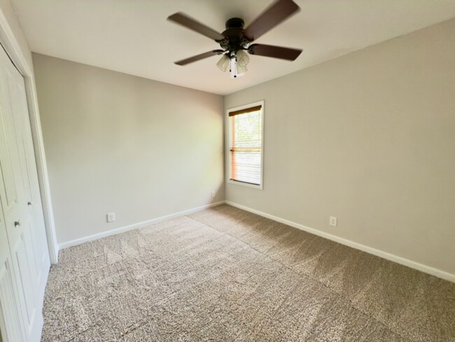Building Photo - 638 Hidden Valley Dr