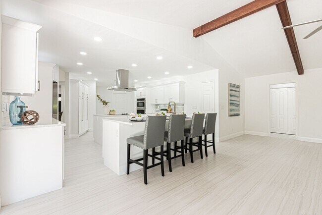 Building Photo - Newly Renovated 3 Bedroom Pool Home in Des...