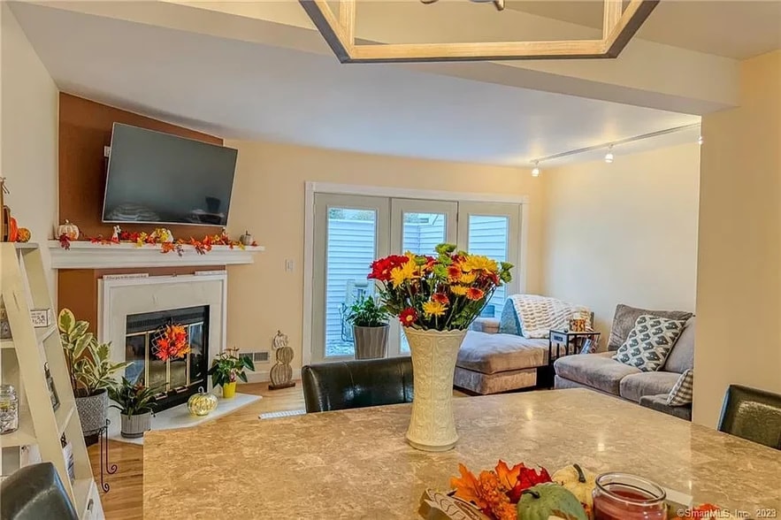 Living Room - 95 Country Pl