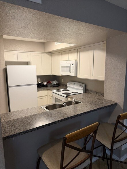 Building Photo - 9805 Walnut St