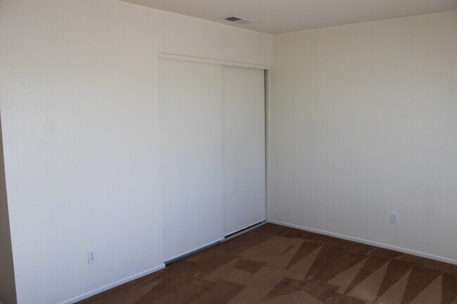 Building Photo - BEAUTIFUL LARGE 5 Bedrooms, 2.75 Bathrooms Home