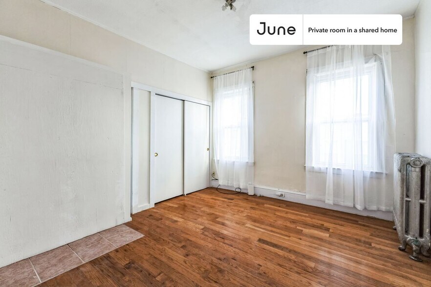 Building Photo - Room in Shared 5 bed/1 bath home