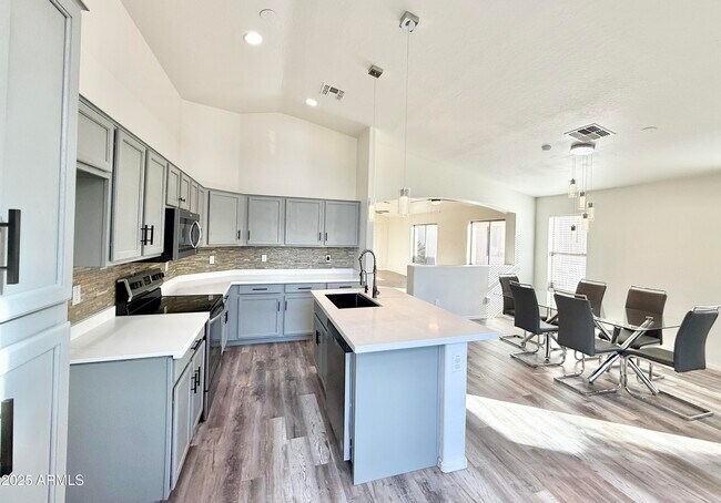 Building Photo - 13737 W Berridge Ln