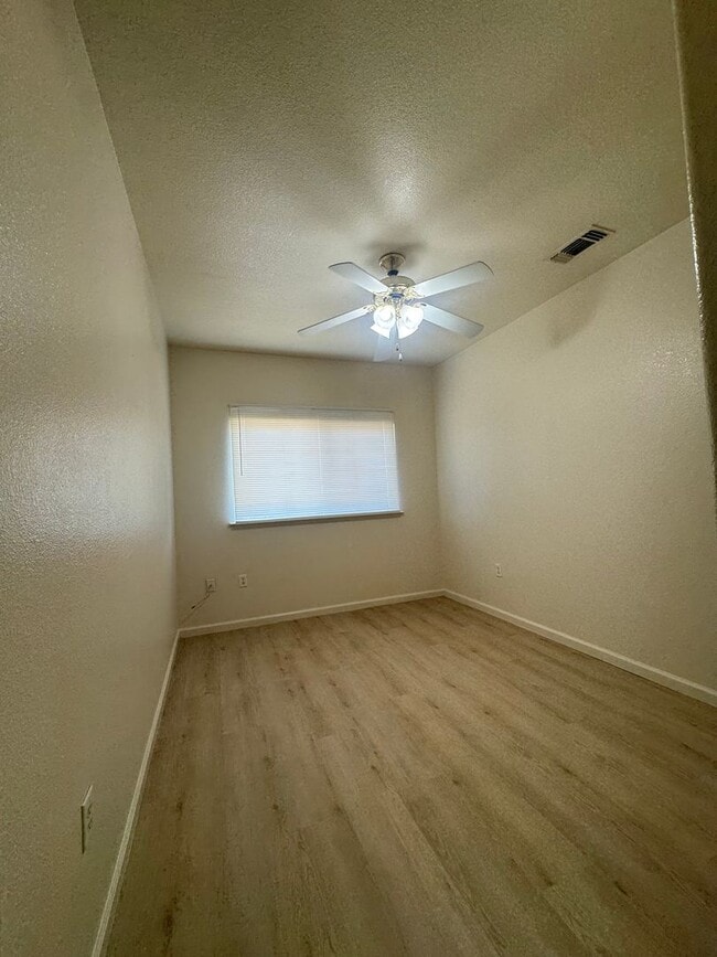 Building Photo - Charming 4-bedroom, 2-bath home in a conve...