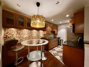 Building Photo - 606 Marshall St