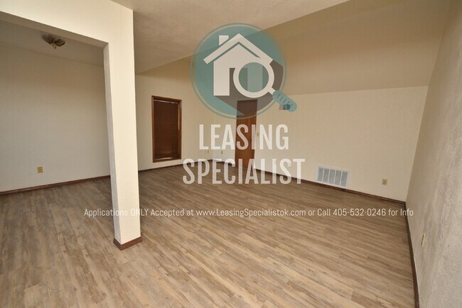 Building Photo - Central Norman 3 Bed 3 Bath MOVE IN SPECIA...