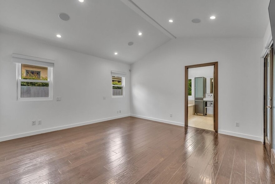 Building Photo - 4925 Nagle Ave