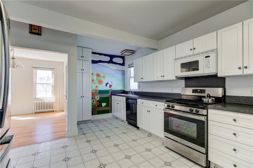 Building Photo - 577 Spring St