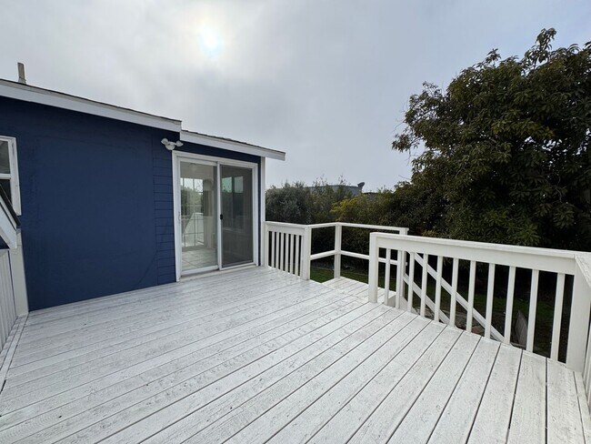 Building Photo - Stunning 2 Bedroom and 2 Bathroom Back House Available Now!