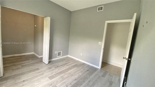 Building Photo - 2941 Riverside Dr