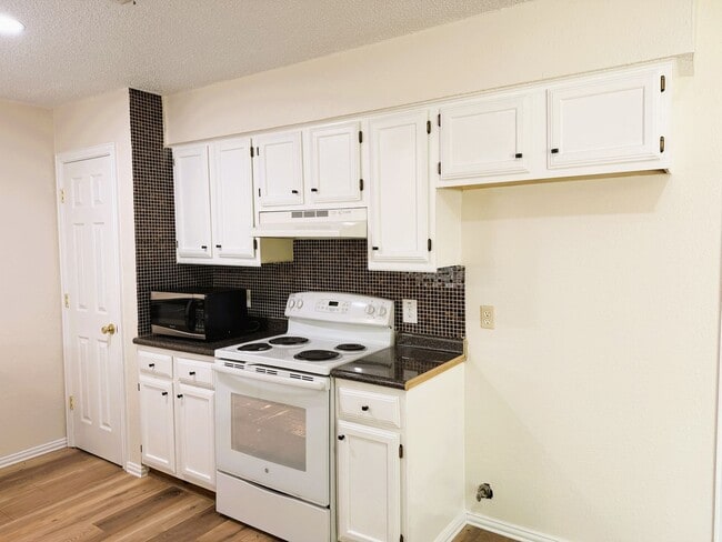 Building Photo - Awesome Freshly Renovated Arlington Home