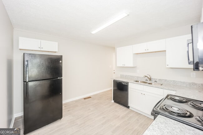 Building Photo - 862 Kennesaw Dr